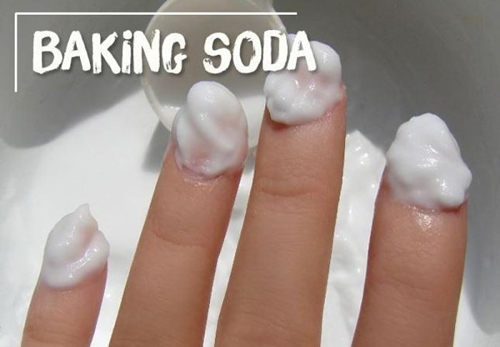 Làm sạch sơn móng tay bằng baking soda