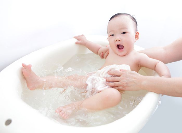 Tắm cho trẻ sơ sinh đúng cách 
